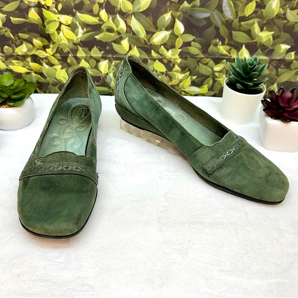 {Clarks | Artisan Collection} Forest Green Suede Embroidered Flats